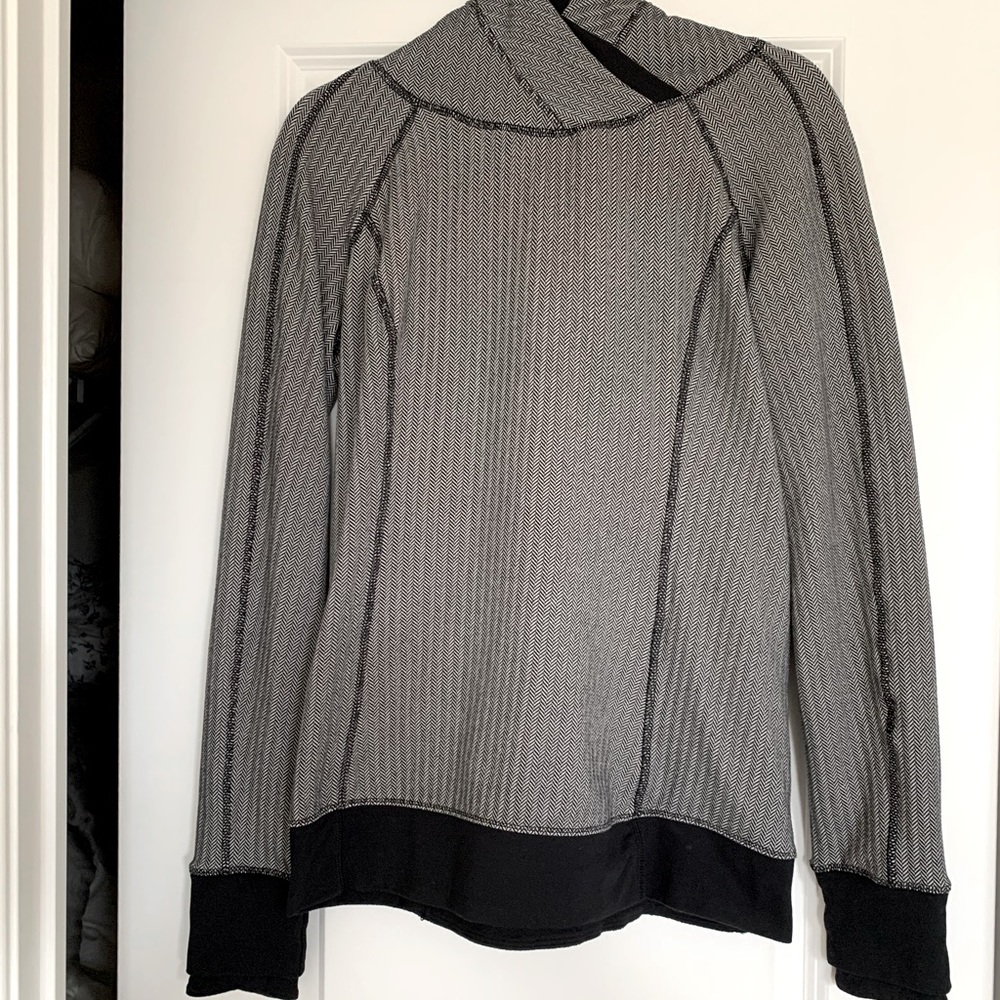 Lululemon size 8 herringbone Think Fast hoodie